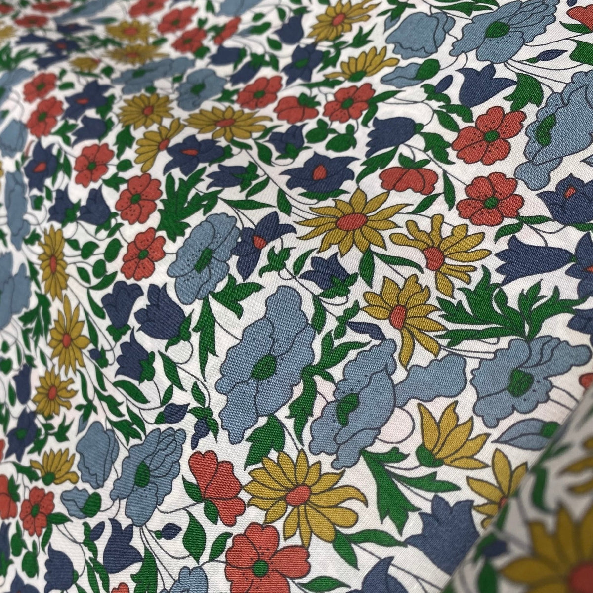 Poppy and Daisy, gul/blå/rød (Liberty Fabrics Tana Lawn®) – CPHquilt
