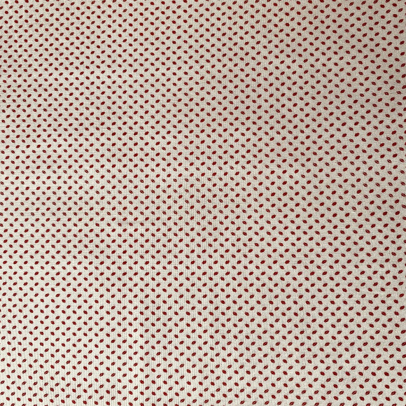 Off white bund med rødt mønster af små aflange “korn”, 110 cm bredt