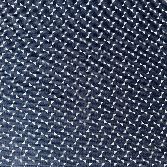 Marineblå bund med lille mønster af små hvide trekanter, 110 cm bredt