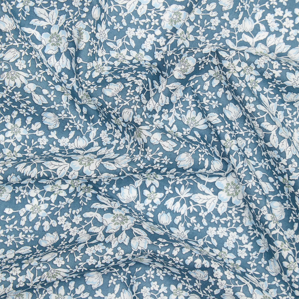 Lizzy Tana Lawn Patchworkstof CPHquilt Liberty London krøllet blå med hvide blomster