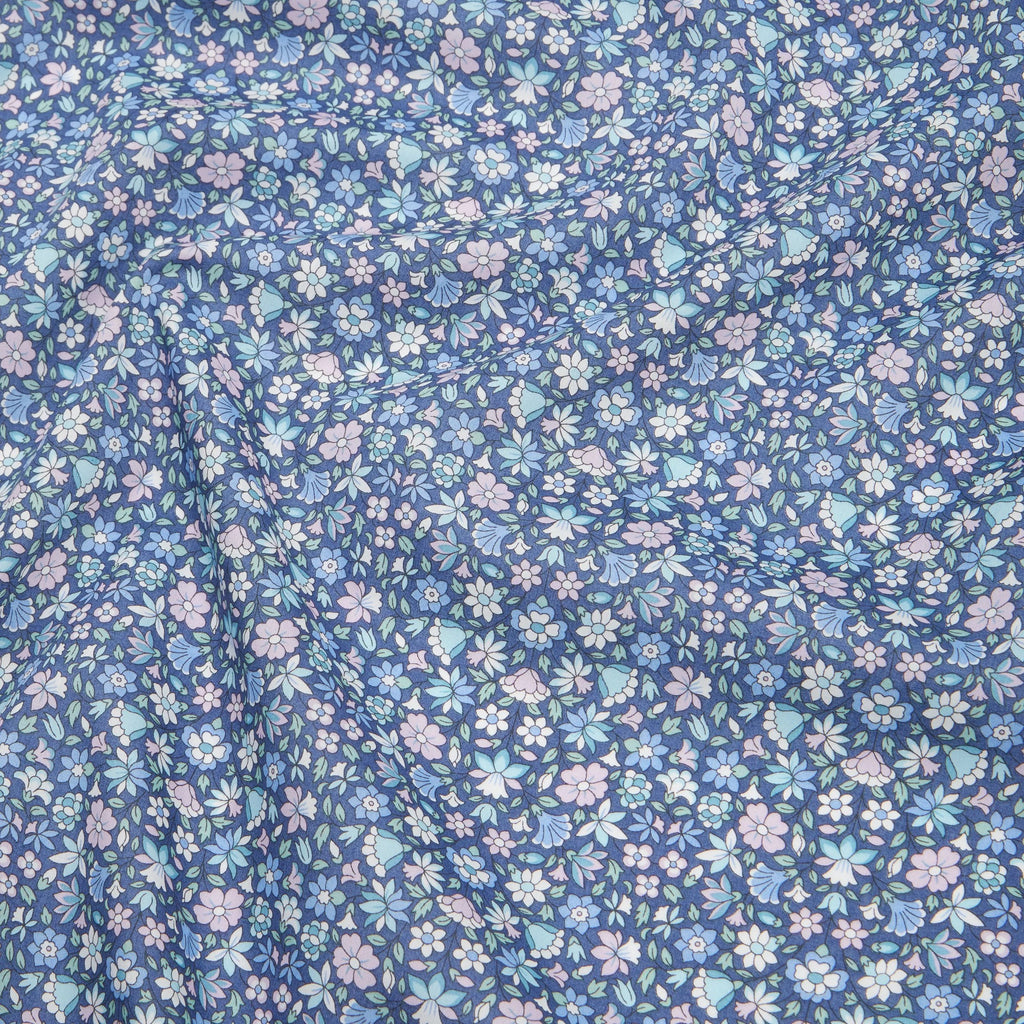 blåt patchworkstof med blomster i Liberty Tana Lawn kaldet Meera fra CPHquilt