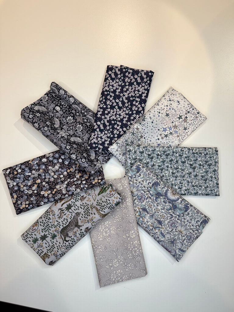 Pakke A: 8 Liberty Fabrics Tana Lawn® stoffer (25 x 68 cm)