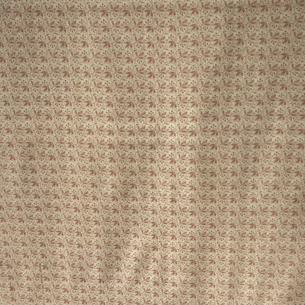 Mørk off white/beige bund, med mørk rød bladmønster, 110 cm bredt