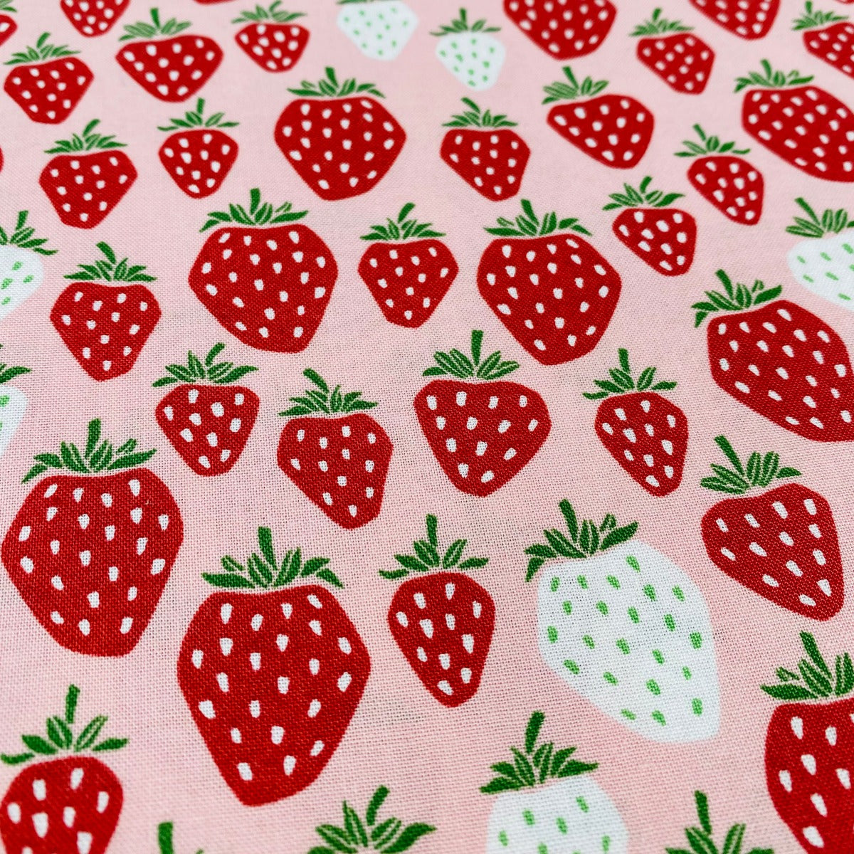Tulipaner lur Danser Røde og hvide jordbær på rosa bund, 110 cm bredt – CPHquilt